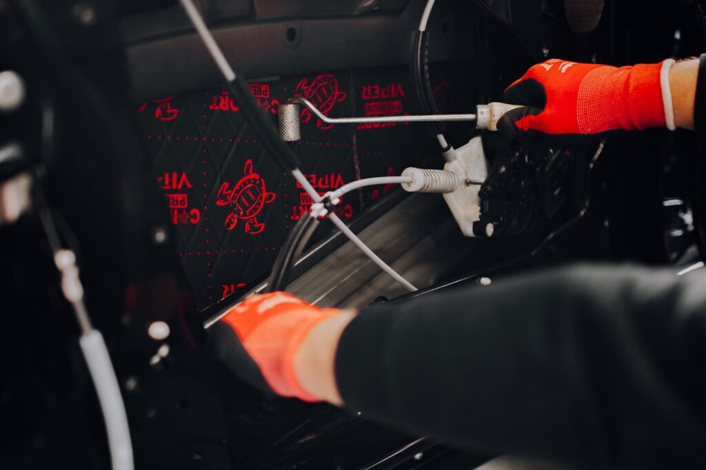 Autodeuren laten dempen