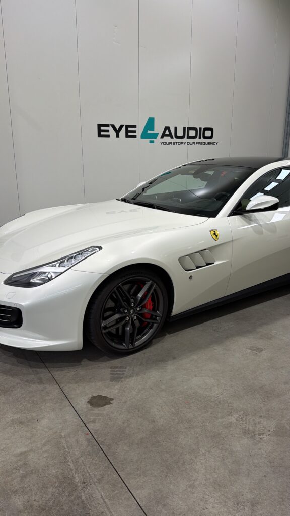 Ferrari GTC4Lusso interieur voor CarPlay retrofit bij Eye4Audio