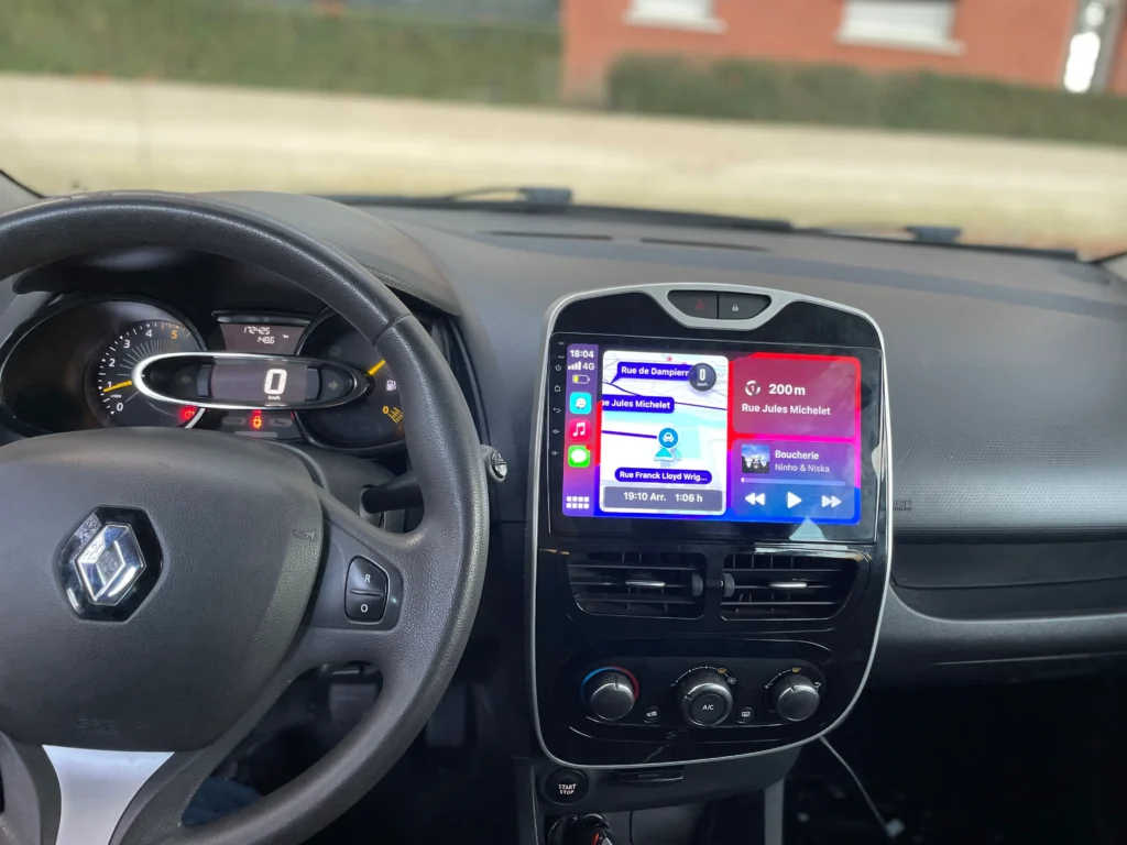 Apple CarPlay Renault Clio 4 (2012-2017) 3 CarPlay interface with navigation and Spotify in Renault Clio 4
