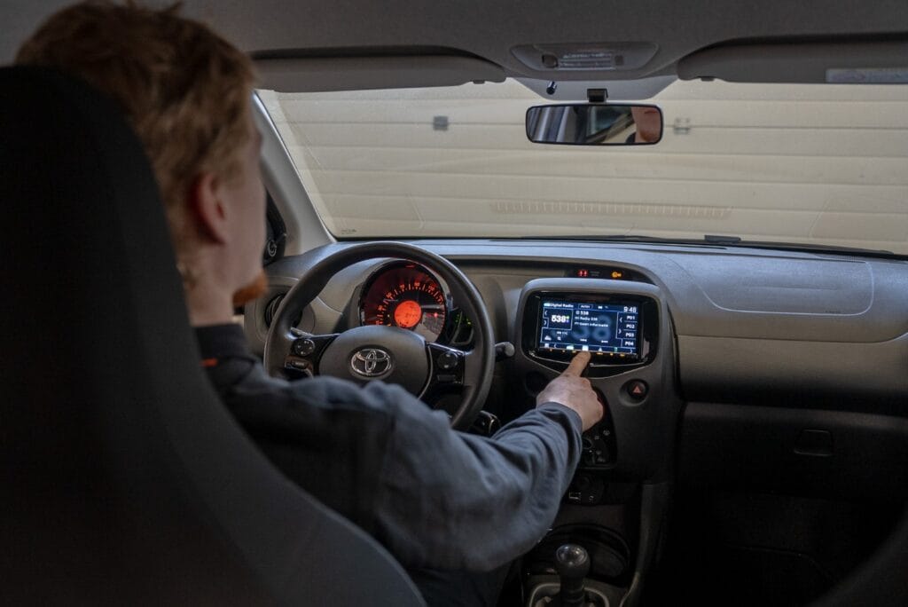 Autoradio in laten bouwen