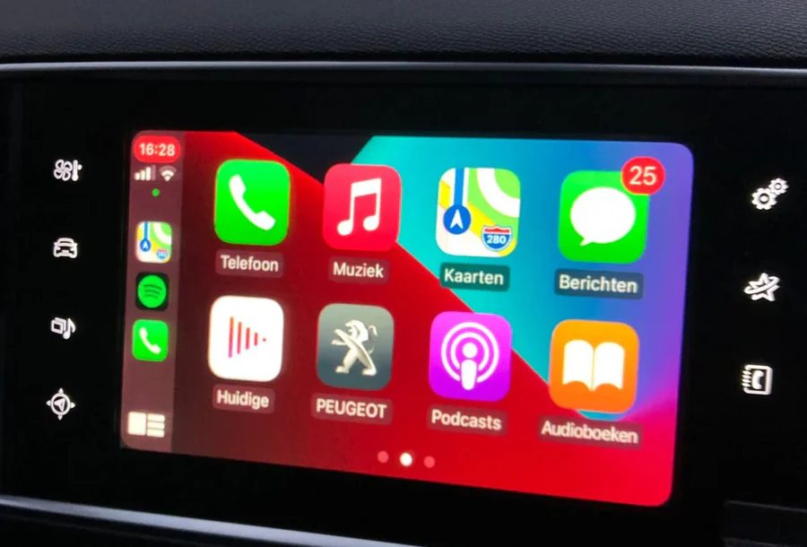 Apple CarPlay op het originele autoscherm na professionele retrofit installatie