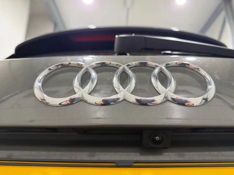 Achteruitrijcamera Audi Q3 retrofit (origineel systeem) 2 Camera in het handvat bij de Audi Q3 retrofit